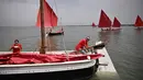 Anggota asosiasi pelayaran budaya mengambil bagian dalam acara Regatta Merah di Venesia, Italia, Minggu (20/6/2021). Red Regatta mengumpulkan lebih dari 50 perahu tradisional Venesia dengan 52 layar warna merah. (MARCO BERTORELLO/AFP)