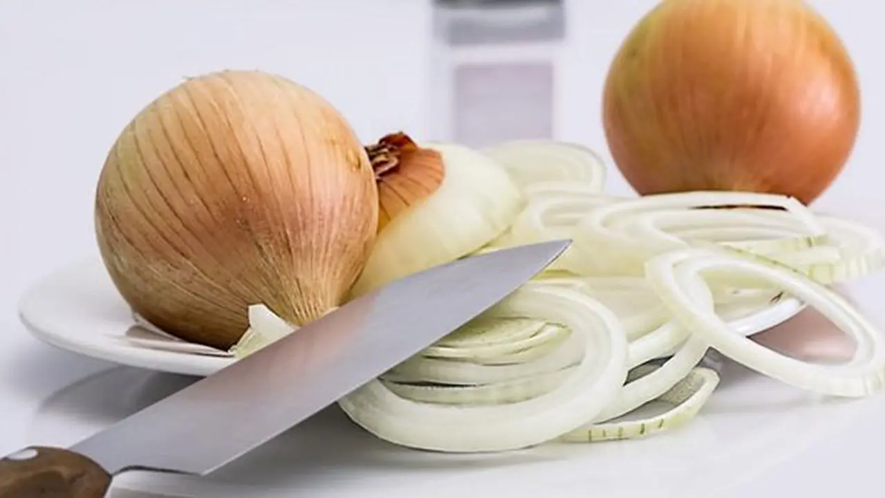 Mencincang bawang bombay/copyright Pexels.com
