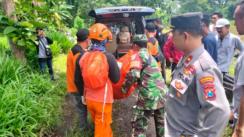 Jasad Wanita dievakuasi  menggunakan  mobil ambulance menuju RSUD Blambangan Banyuwangi (Istimewa)