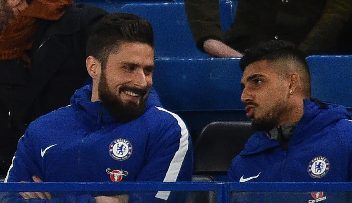 Penyerang baru Chelsea, Olivier Giroud (kiri) tersenyum saat berbincang dengan rekan setimnya pada pertandingan melawan Bournemouth di Stamford Bridge di London, (31/1). Giroud dikontrak Chelsea selama 18 bulan. (AFP Photo/Glyn Kirk)