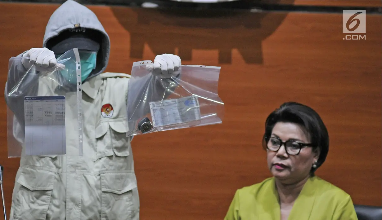 Komisi Pemberantasan Korupsi (KPK) menunjukkan barang bukti dalam OTT Kendari saat jumpa pers di Gedung KPK, Jakarta, Kamis (1/3). KPK menetapkan empat tersangka dalam OTT Kendari. (Liputan6.com/Herman Zakharia)