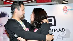 Raffi Ahmad memeluk Nagita Slavina saat merilis album bertajuk Kamulah Takdirku, Kemang, Jakarta, Senin (4/5/2015).(Liputan6.com/Panji Diksana)