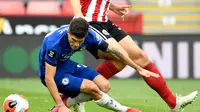 Gelandang Chelsea, Christian Pulisic (kiri) berebut bola pemain tengah Sheffield United, Sander Berge pada pekan ke-35 Liga Inggris di Bramall Lane, Minggu (12/7/2020) dini hari WIB. Chelsea dihajar 0-3 oleh Sheffield United. (PETER POWELL / POOL / AFP)