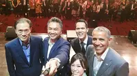 Foto selfie (dari kiri ke kanan), Komisaris Utama Emtek Group Eddy Kusnadi Sariaatmadja, Ketua Board of Trustees Indonesian Diaspora Network Global Dino Patti Djalal, Barack Obama dan ribuan peserta Kongres Diaspora, Jakarta, Sabtu 1 Juli 2017 (Istimewa)