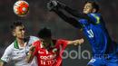 Kiper Timnas Indonesia U-22, Satria Tama, membuang bola dari gelandang Persija, Jefry Kurniawan, saat laga uji coba di Stadion Patriot Bekasi, Jawa Barat, Rabu (6/4/2017). Laga persahabatan itu berakhir imbang 1-1. (Bola.com/Vitalis Yogi Trisna)