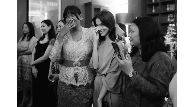 Baru diekspos, ini 6 momen pertunangan Pevita Pearce & Mirzan Meer, sempat dibikin prank buat sahabat