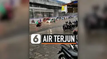 PT Waskita Toll Road mengungkap penyebab terjadinya curahan air dan banjir di Tol Becakayu Seksi 2A yang sedang dalam proses konstruksi. Curahan air dan banjir tersebut diakibatkan pengerjaan saluran pipa yang belum selesai.