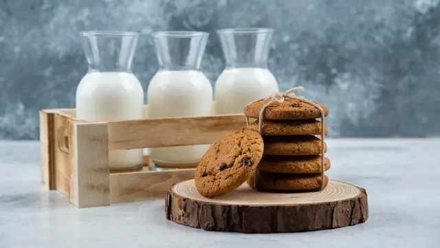 Ilustrasi Cookies dan Susu