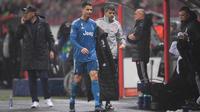 Penyerang Juventus, Cristiano Ronaldo berjalan menuju bangku cadangan selama pertandingan melawan Lokomotiv Moscow pada Grup D Liga Champions di stadion RZD Arena, Rusia (6/11/2019). Ronaldo diganti Paulo Dybala oleh pelatih Juventus, Maurizio Sarri pada menit ke-82. (AFP Photo/Kirill Kudryavtsev)