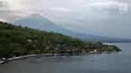 Lanskap Gunung Agung terlihat dari kawasan Pantai Amed, Karangasem, Bali, Rabu (6/12). Kawasan Amed menjadi salah satu lokasi favorit bagi wisatawan untuk menikmati matahari terbenam serta lansekap Gunung Agung. (Liputan6.com/Immanuel Antonius)