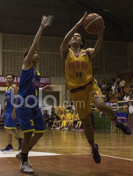 Pebasket Surabaya Fever, Mega Putri berusaha memasukan bola saat melawan Sahabat Semarang pada final Sahabat Cup 2017 di GOR Sahabat, Semarang, Sabtu (22/4/2017). Sahabat kalah 61-71 dari Fever. (Bola.com/Vitalis Yogi Trisna)