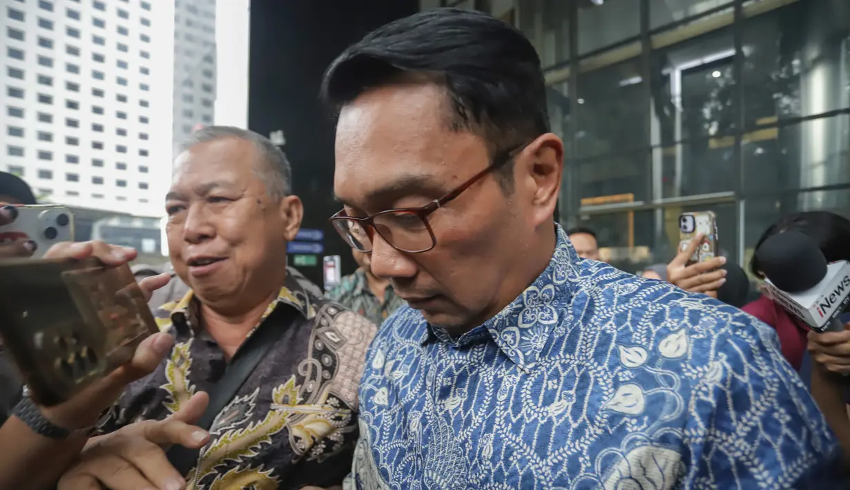 Ia juga menyebut bahwa pemeriksaan hari ini akan memberikan penjelasan mengenai kasus yang tengah berjalan tersebut. Tampak dalam foto, mantan Gubernur Jawa Barat Ridwan Kamil saat meninggalkan Gedung Merah Putih Komisi Pemberantasan Korupsi (KPK), Jakarta, Selasa (2/12/2025). (merdeka.com/Arie Basuki)