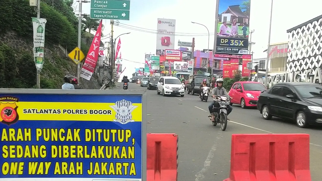 Arus lalu lintas menuju Puncak