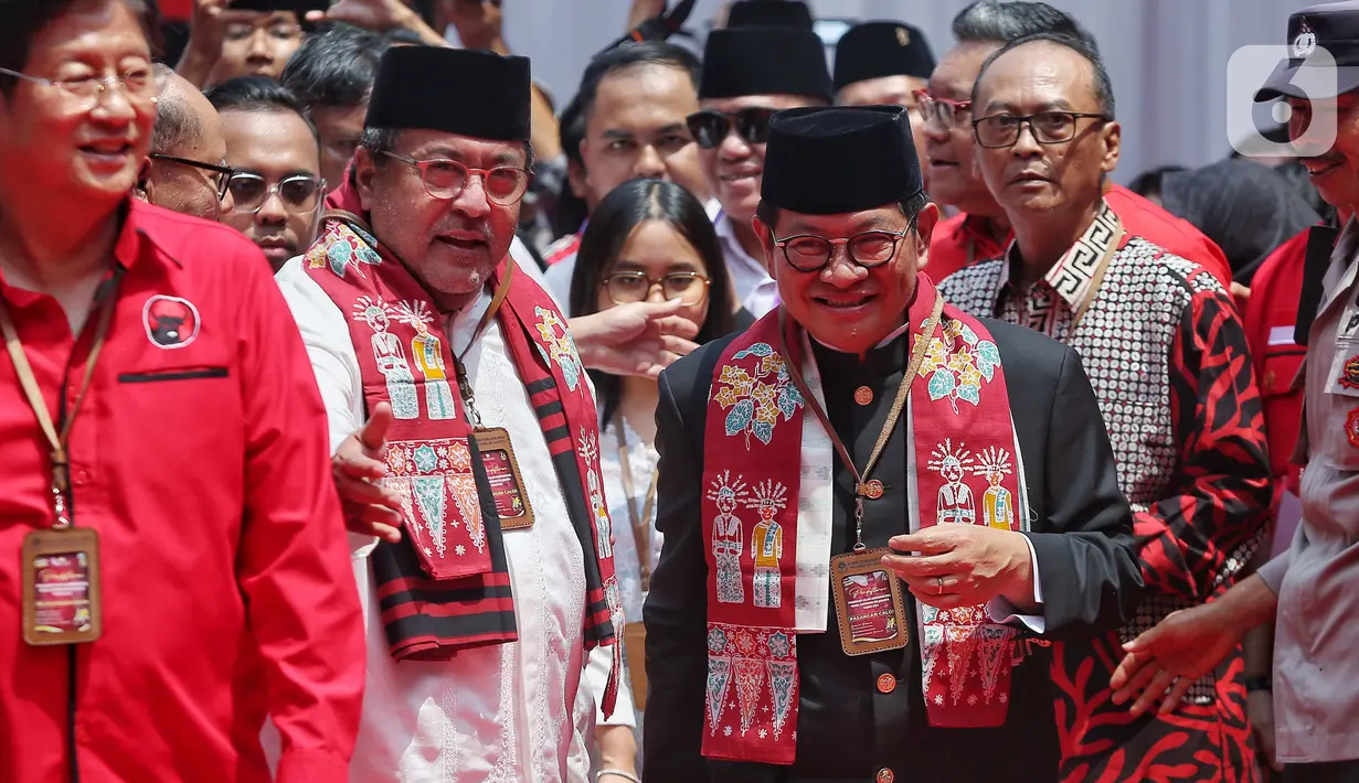 Kedatangan Pramono Anung dan Rano Karno di kantor KPU DKI Jakarta disambut meriah pendukungnya dan sejumlah tokoh dari PDIP. (Liputan6.com/Angga Yuniar)