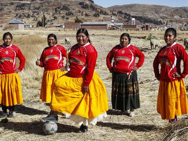 Sejumlah perempuan suku Aymara foto bersama sebelum bermain sepak bola di distrik Juli, kota Puno, Peru selatan. (AFP/Carlos Mamani)