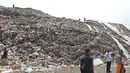 Aktivitas petugas di Tempat Pembuangan Akhir (TPA) Sampah Cipayung, Depok, Jawa Barat, Senin (16/9/2019). Pemerintah Kota (Pemkot) berencana mengalihkan pembuangan sampah dari TPA Cipayung ke TPA Regional Lulut-Nambo di Kabupaten Bogor, Jawa Barat. (Liputan6.com/Herman Zakharia)