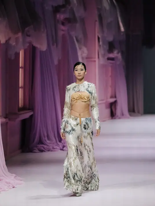 Hasilnya, ia tuangkan ke dalam rangkaian koleksi yang diberi tajuk 'The Seed.' Maknanya adalah sesuatu yang akan tumbuh menjadi karya indah. Foto: Document/Hian Tjen.