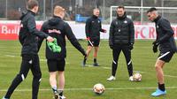 Pelatih RB Salzburg Matthias Jaissle (kedua kanan) mengawasi sesi latihan di Salzburg, Austria, 15 Februari 2022. RB Salzburg akan menjamu Bayern Munchen pada leg pertama babak 16 besar Liga Champions 2021/2022 di Stadion Red Bull Arena, Kamis (16/2/2022) dini hari WIB. (KERSTIN JOENSSON/AFP)