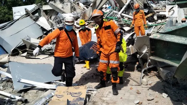 Petugas Basarnas menemukan jenazah Ardi Kurniawan, atlet paralayang asal Jawa Timur yang meninggal setelah gempa mengguncang Palu, Sulawesi Tengah.