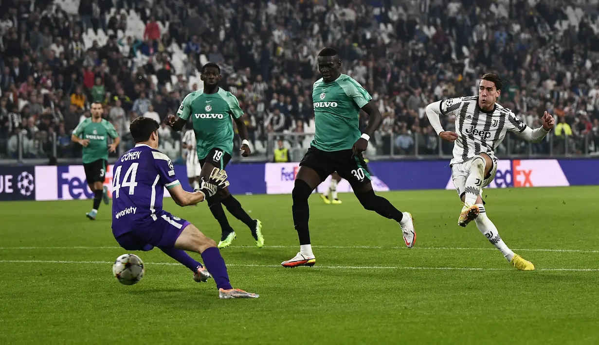 Penyerang Juventus Dusan Vlahovic mencetak gol ke gawang Maccabi Haifa pada matchday ketiga Grup H Liga Champions di Allianz Stadium, Kamis (6/10/2022) dini hari WIB.  Kemenangan ini tidak membawa Juventus bergerak dari peringkat ke-3 klasemen Grup H. Namun setidaknya asa untuk lolos grup tetap nyala. (Fabio Ferrari/LaPresse via AP)