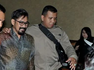 Andi Zulkarnain Mallarangeng alias Choel Mallarangeng (AZM) jelang menjalani sidang perdana sebagai terdakwa untuk kasus Hambalang di pengadilan Tipikor, Jakarta, Senin (10/4). (Liputan6.com/Helmi Afandi)