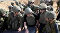 Perdana Menteri Benjamin Netanyahu terlihat bersama pasukan Israel di Jalur Gaza pada Minggu, 25 November 2023. (GPO/Avi Ohayon)
