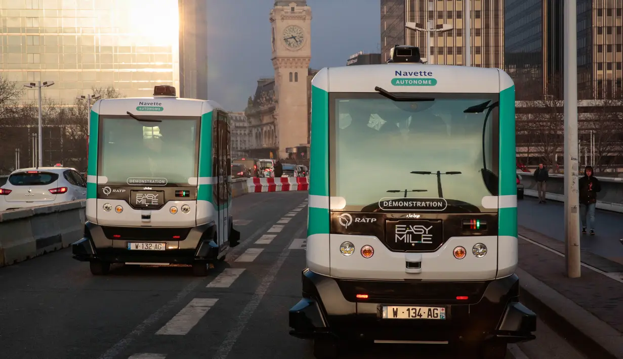 Dua bus tanpa supir (driverless) mulai dioperasikan di Paris, Senin (23/1). Bus dengan kapasitas penumpang 10 orang itu beroperasi di lajur khusus, berupa jembatan yang menghubungkan dua stasiun kereta, di timur pusat kota. (GEOFFROY VAN DER HASSELT/AFP)