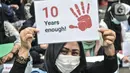 Pencari suaka asal Afghanistan membawa poster tuntutan di depan Kantor UNHCR, Jakarta, Senin (15/11/2021).  Ratusan pencari suaka tersebut menuntut segera dipindahkan ke negara ketiga yang terbebas dari konflik perang setelah lebih 10 tahun mengungsi di Indonesia. (merdeka.com/Iqbal S Nugroho)
