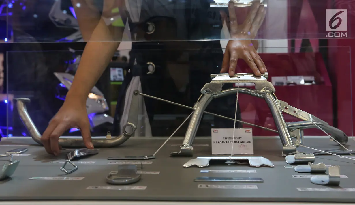 Model merapikan produk otomotif UMKM di booth Yayasan Dharma Bhakti Astra (YDBA) GIIAS 2019, ICE BSD Tangerang, Jumat (19/7/2019). YDBA mengajak keterlibatan pelaku usaha lokal dalam mengembangkan teknologi otomotif untuk kendaraan roda empat atau roda dua. (Liputan6.com/Fery Pradolo)