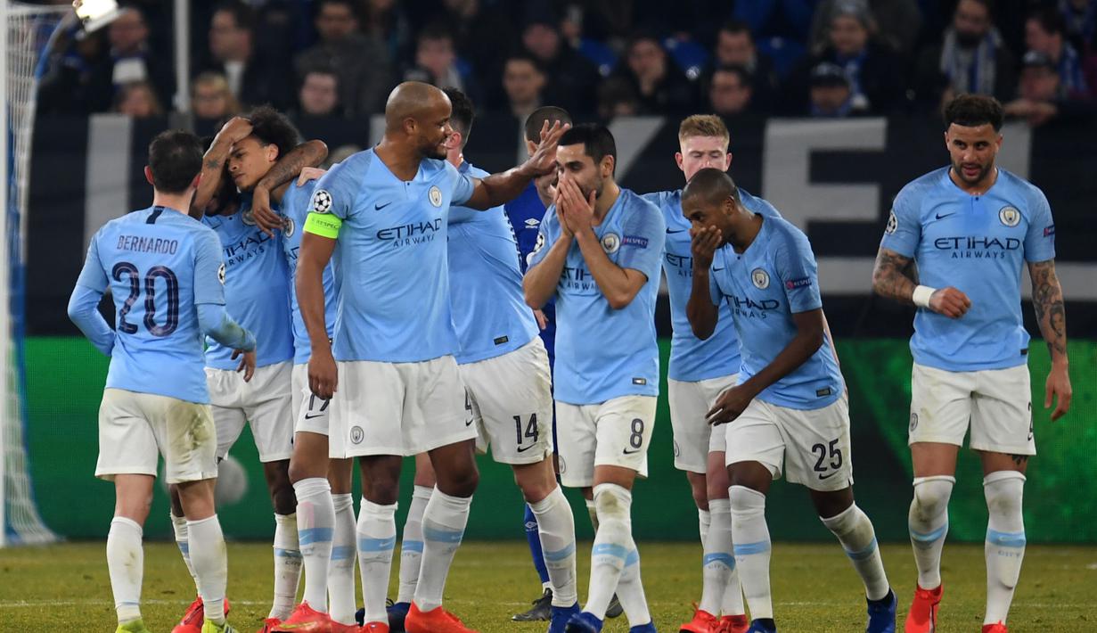 Selebrasi gol kedua Man City yang dicetak Raheem Sterling pada leg 1, 16 besar Liga Champions 2018/19 yang berlangsung di stadion Veltins-Arena, Gelsenkirchen, Kamis (21/2). Man City menang 3-2 atas Schalke. (AFP/Odd Andersen)