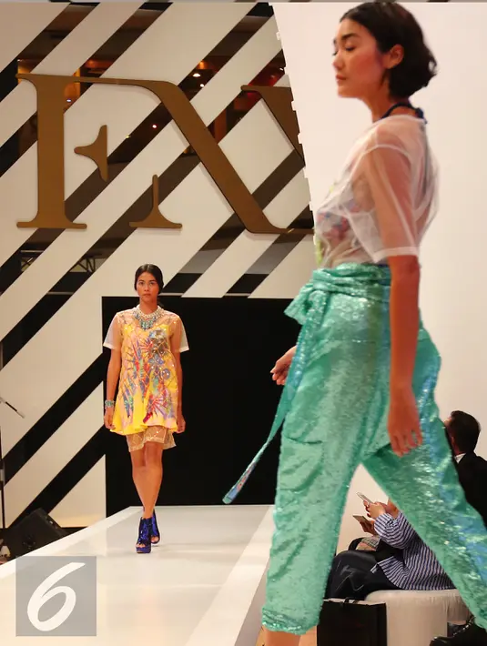 Model membawakan busana koleksi Wonder Anatomie saat penutup Fashion Nation Tenth Edition (FNX) di Senayan City, Jakarta, (23/4). Wonder Anatomie yang merupakan brand dari desainer asal Thailand Chalermkiat Khatikasemlert. (Liputan6.com/Angga Yuniar)