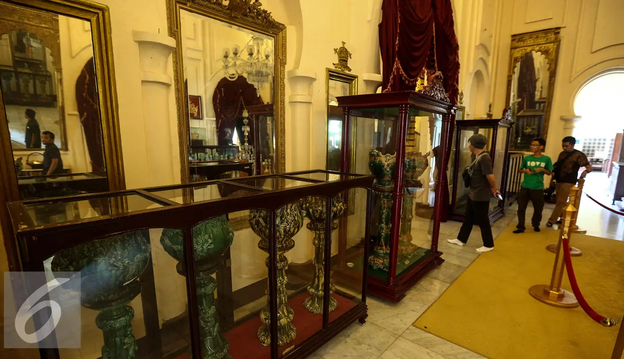 Sejumlah peninggalan Kerajaan Siak dipamerkan dalam peti kaca di Istana Siak Sri Indrapura, Riau, Kamis (21/7). Istana Siak Sri Indrapura adalah istana peninggalan Kesultanan Siak yang merupakan kerajaan Islam terbesar di Riau.(Liputan6.com/Faizal Fanani)