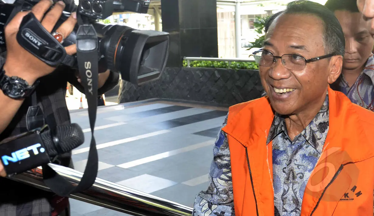 Jero Wacik menebarkan senyum saat tiba di Gedung KPK, Jakarta, Selasa (12/5/2015). Jero diperiksa kembali untuk kasus pemerasan saat ia menjabat sebagai Menteri ESDM. (Liputan6.com/Helmi Afandi) 