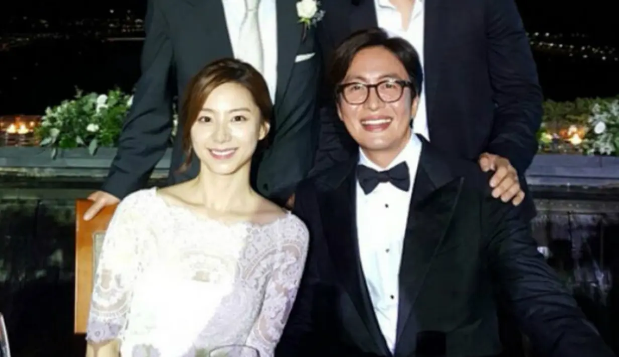 Pertunangan Bae Yong Jun dan Park Soo Jin membuat banyak warganet yang tak terima. Bahkan mereka tega menyebarkan rumor tentang jalinan asmara kedua artis ini. (Foto: dramafever.com)