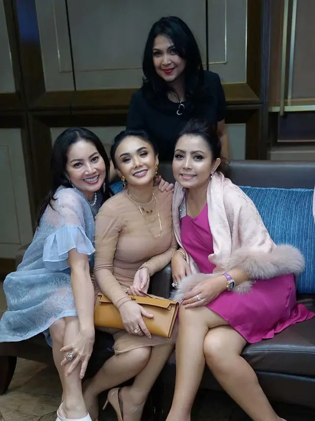 Potret Keseruan Yuni Shara Saat Arisan Bareng Geng Kepompong (sumber: isntagram/yunishara36)