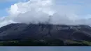 Pada Rabu, 17 April 2024, pukul 20.15 Wita, Gunung Ruang mengalami erupsi besar yang melontarkan abu vulkanik setinggi tiga kilometer. (Ronny Adolof BUOL / AFP)