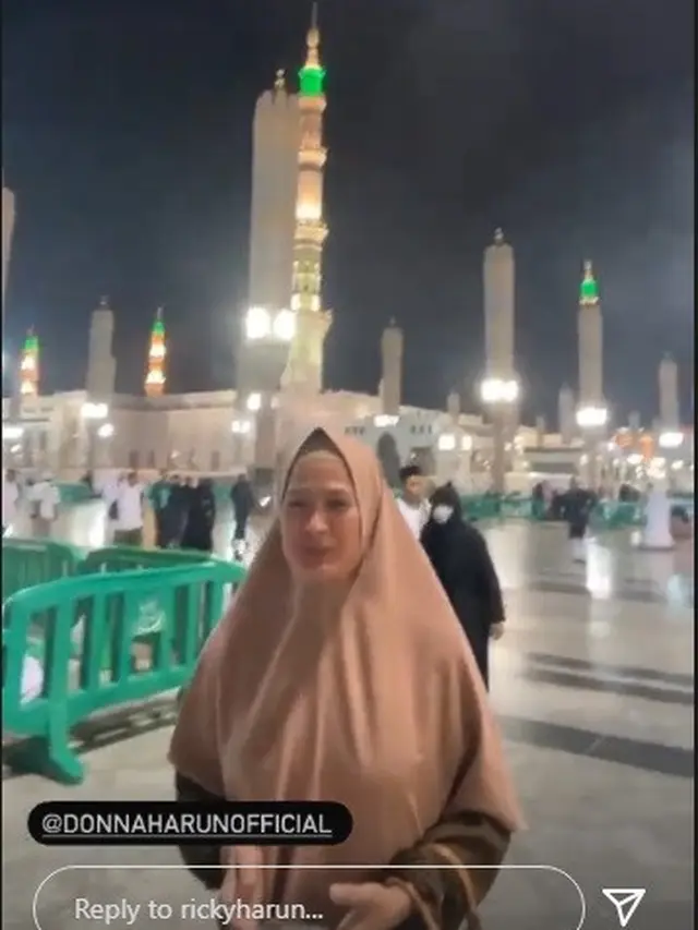 Donna Harun pertama kali pergi umrah (Foto: Instagram @rickyharun)
