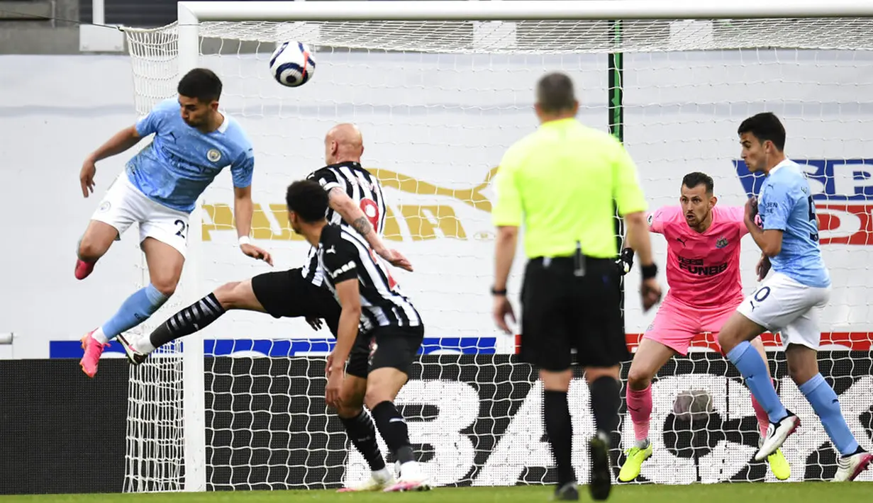 Pemain Manchester City Ferran Torres (kiri) mencetak gol ke gawang Newcastle United pada pertandingan Liga Inggris di Stadion St James' Park, Newcastle, Inggris, Jumat (14/5/2021). Hattrick Ferran Torres membawa Manchester City menang 4-3. (Peter Powell/Pool via AP)
