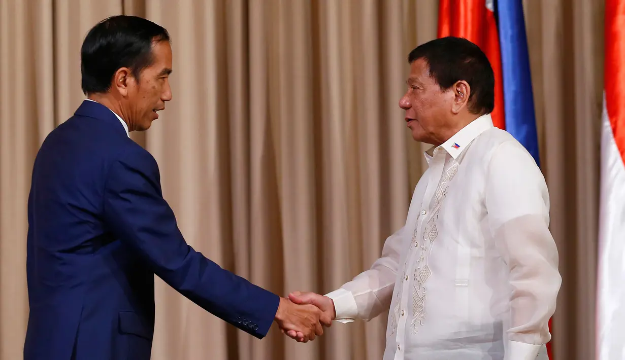 Presiden Joko Widodo (Jokowi) dan Presiden Filipina Rodrigo Duterte jelang memberikan keterangan pers usai menggelar pertemuan bilateral di Istana Malacanang di Manila, Filipina, Jumat (28/4). (AP Photo / Bullit Marquez)