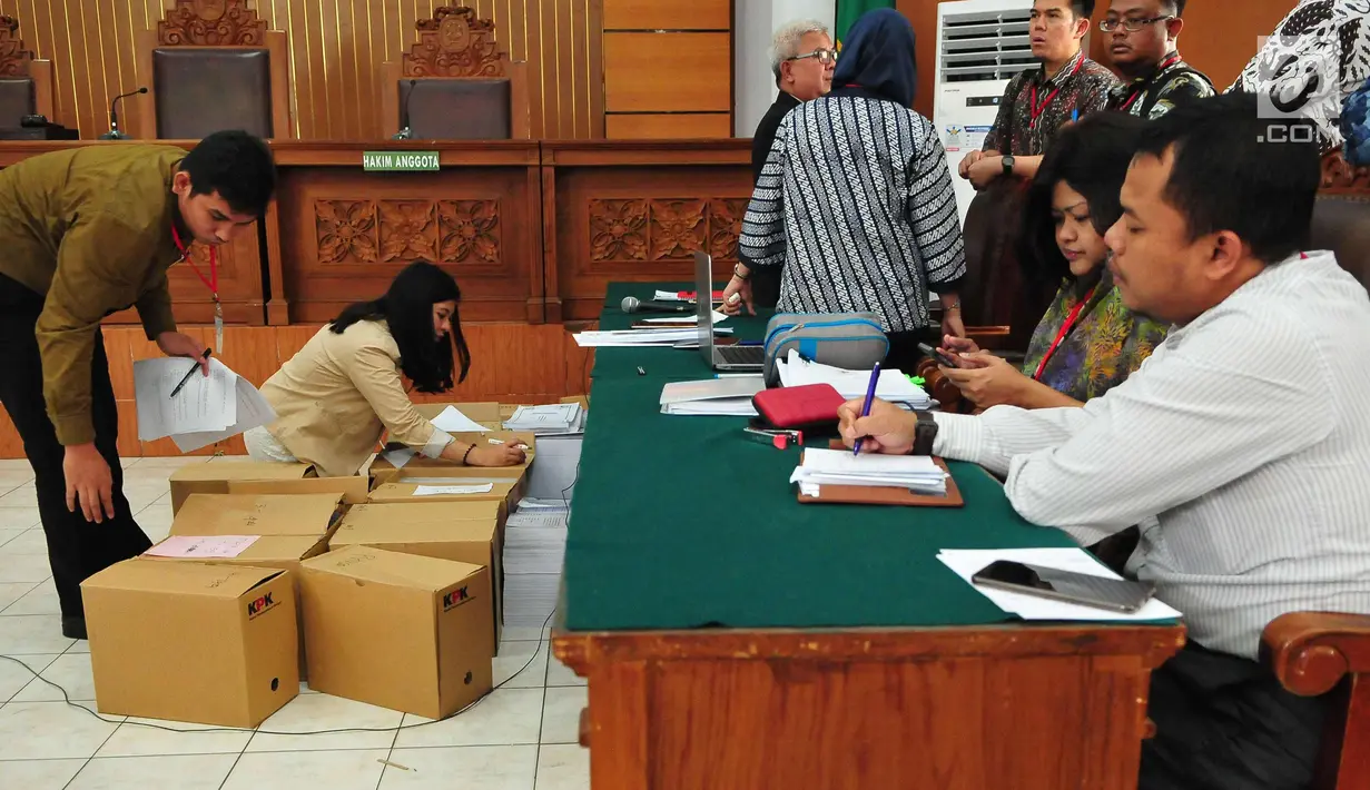 Tim Biro Hukum KPK menghadirkan barang bukti belasan dus berisi 200 dokumen saat sidang praperadilan yang diajukan Setya Novanto di Pengadilan Negeri Jakarta Selatan, Senin (25/9). (Liputan6.com/Helmi Afandi)