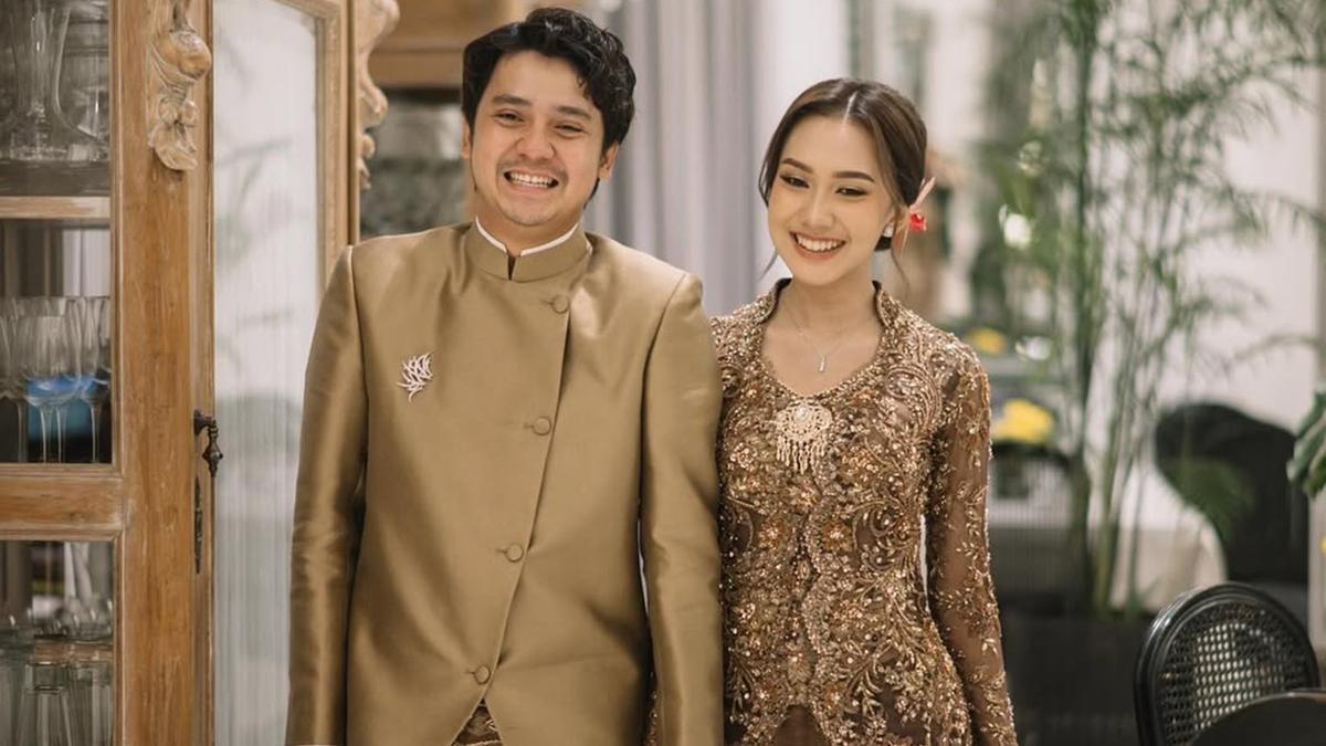 6 Detail Busana Arbani Yasiz dan Raissa Ramadhani di Momen Tunangan, Bernuansa Emas