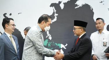 Presiden Joko Widodo (Jokowi) menunjuk Zulkifli Hasan menjadi Menteri Perdagangan. Zulkifli Hasan dalam serah terima jabatan di Kementerian Perdagangan.