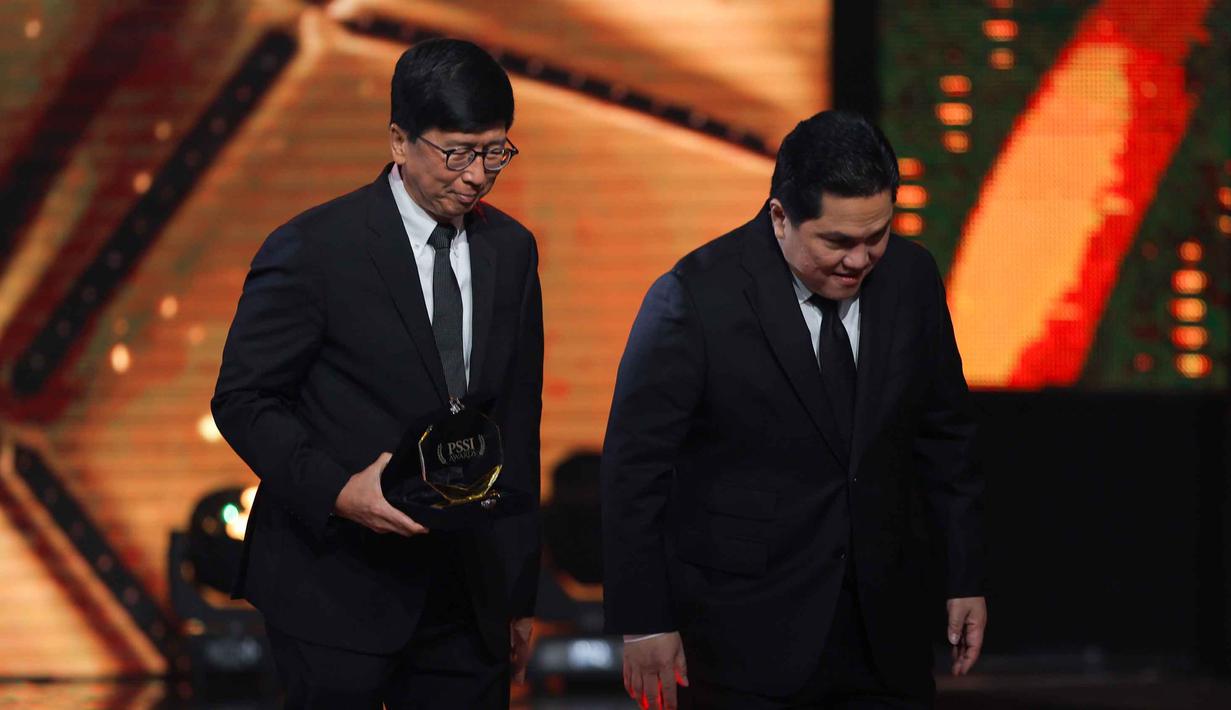 Sutanto Hartono juga berharap ke depannya timnas Indonesia bisa semakin berprestasi. Tampak dalam foto, Managing Director Emtek Group, Sutanto Hartono (kiri) saat menerima Token Appreciation sebagai Official Broadcaster PSSI Awards dari Ketua Umum Persatuan Sepak Bola Seluruh Indonesia (PSSI), Erick Thohir, pada malam PSSI Awards 2026 di Studio 6 Emtek City, Jakarta, Sabtu (Sabtu (28/3/2026) malam WIB. (Bola.com/Bagaskara Lazuardi)