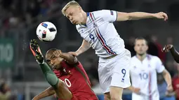 Pemain Portugal, Joao Mario (kiri), berebut bola dengan pemain Islandia, Kolbeinn Sigthorsson, pada laga Grup F Piala Eropa 2016 di Stade Geoffroy Guichard, Saint-Etienne, Rabu (15/6/2016) dini hari WIB. (AFP/Jeff Pachoud)