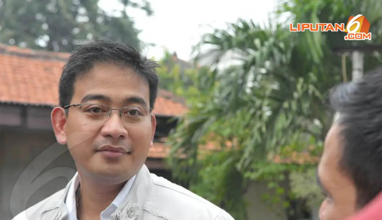 Kedatangan Brotoseno ke rutan adalah untuk mengunjungi wanita yang akrab disapa Angie dengan membawa ayam betutu kesukaan Angie (Liputan6.com/Panji Diksana)