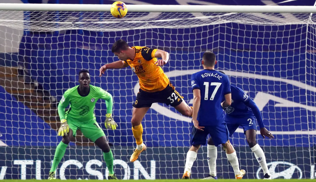 Pemain Wolverhampton Wanderers Leander Dendoncker menyundul bola saat melawan Chelsea pada pertandingan Liga Inggris di Stamford Bridge Stadium, London, Inggris, Rabu (27/1/2021). Pertandingan berakhir dengan skor 0-0. (AP Photo/Frank Augstein)