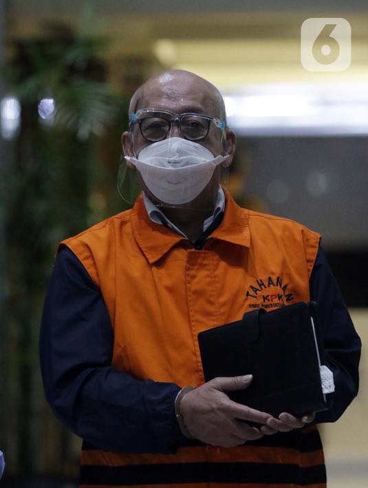 Pemilik PT AMS, Kiagus Emil Fahmy Cornain usai rilis penetapan dan penahanan tersangka di Gedung KPK, Jakarta, Kamis (20/5/2021). Kiagus Emil ditahan terkait dugaan korupsi pembayaran kegiatan fiktif agen PT Asuransi Jasa Indonesia tahun 2010-2014 (Liputan6.com/Helmi Fithriansyah)