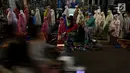 Jemaah melaksanakan salat tarawih hingga ke badan jalan akibat melubernya Musala Miftahul Jannah di Kawasan Pasar Gembrong, Jakarta, Kamis (17/5). (Liputan6.com/JohanTallo)