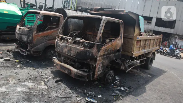 Mobil Proyek Korban Demo Tolak RUU Cipta Kerja di Kawasan Senen