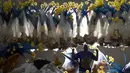 Pekerja membawa plastik yang berisi kostum untuk pertunjukan karnaval yang akan digunakan sekolah samba Paraiso do Tuiuti di Rio de Janeiro, Brasil (16/1). (AP Photo / Leo Correa)